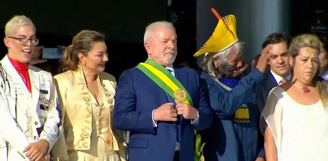 Diante De Multidão, Lula Sobe A Rampa, Recebe A Faixa Presidencial E ...