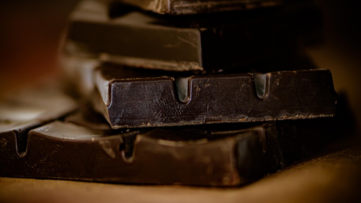 Mulher é presa em Caldas Novas por achar cartão de colega e usar para comprar chocolates