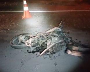 Colisão entre motocicleta e caminhão deixa dois mortos em Itapaci (GO)
