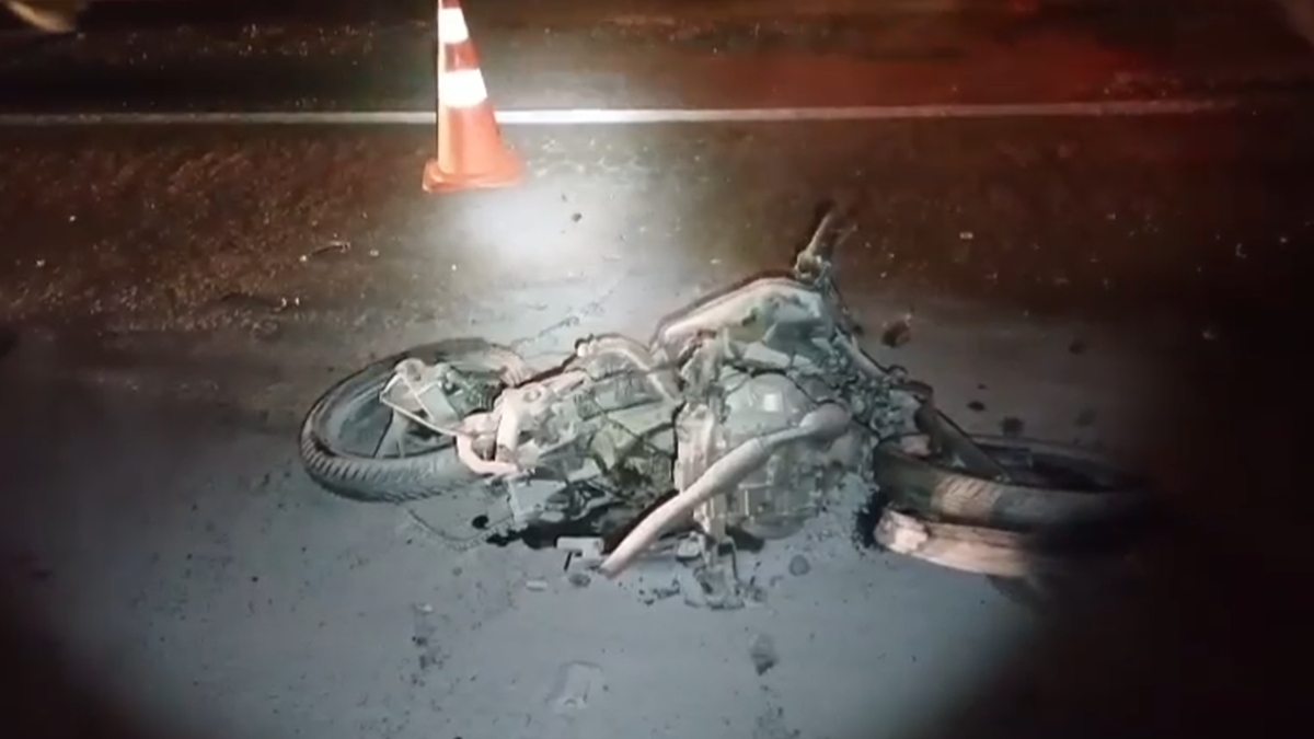 Colisão entre motocicleta e caminhão deixa dois mortos em Itapaci (GO)