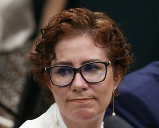 Condenada a prisão pelo STF, Zambelli diz que está fora do Brasil