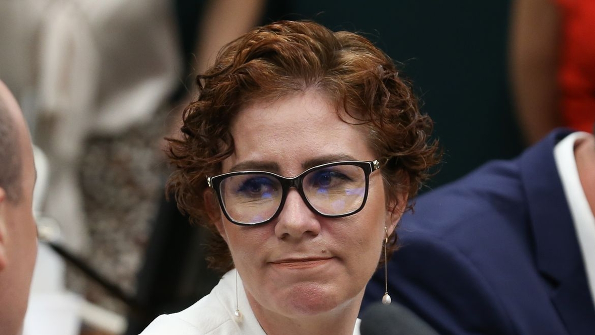 Youtuber brasileiro revela localização de Carla Zambelli